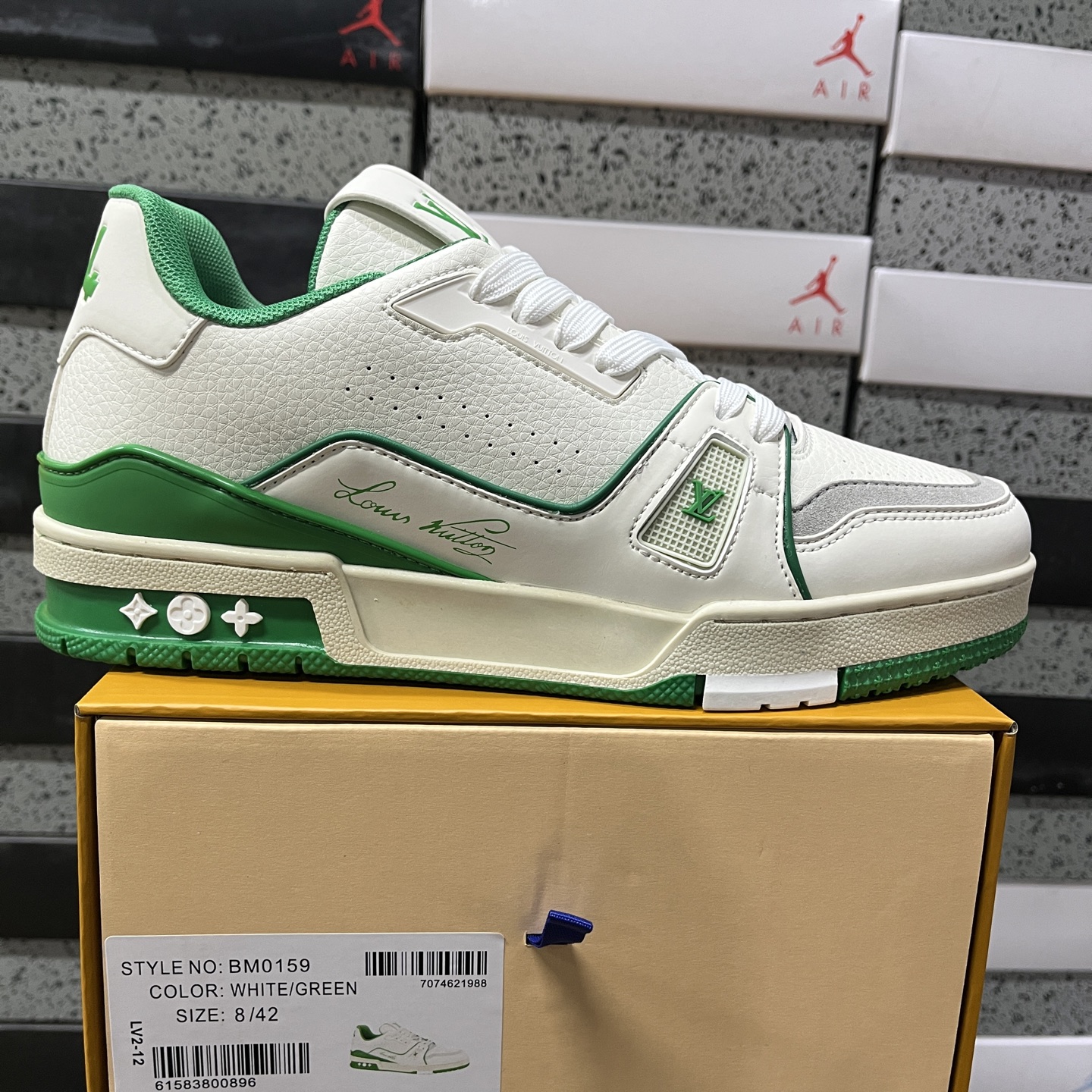 Louis Vuitton Trainer V2-12 - Image 10