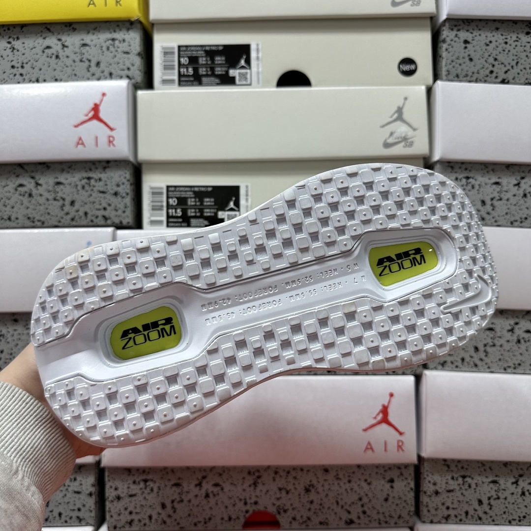 Nike Vomero Premium HQ2050-300 - Image 9