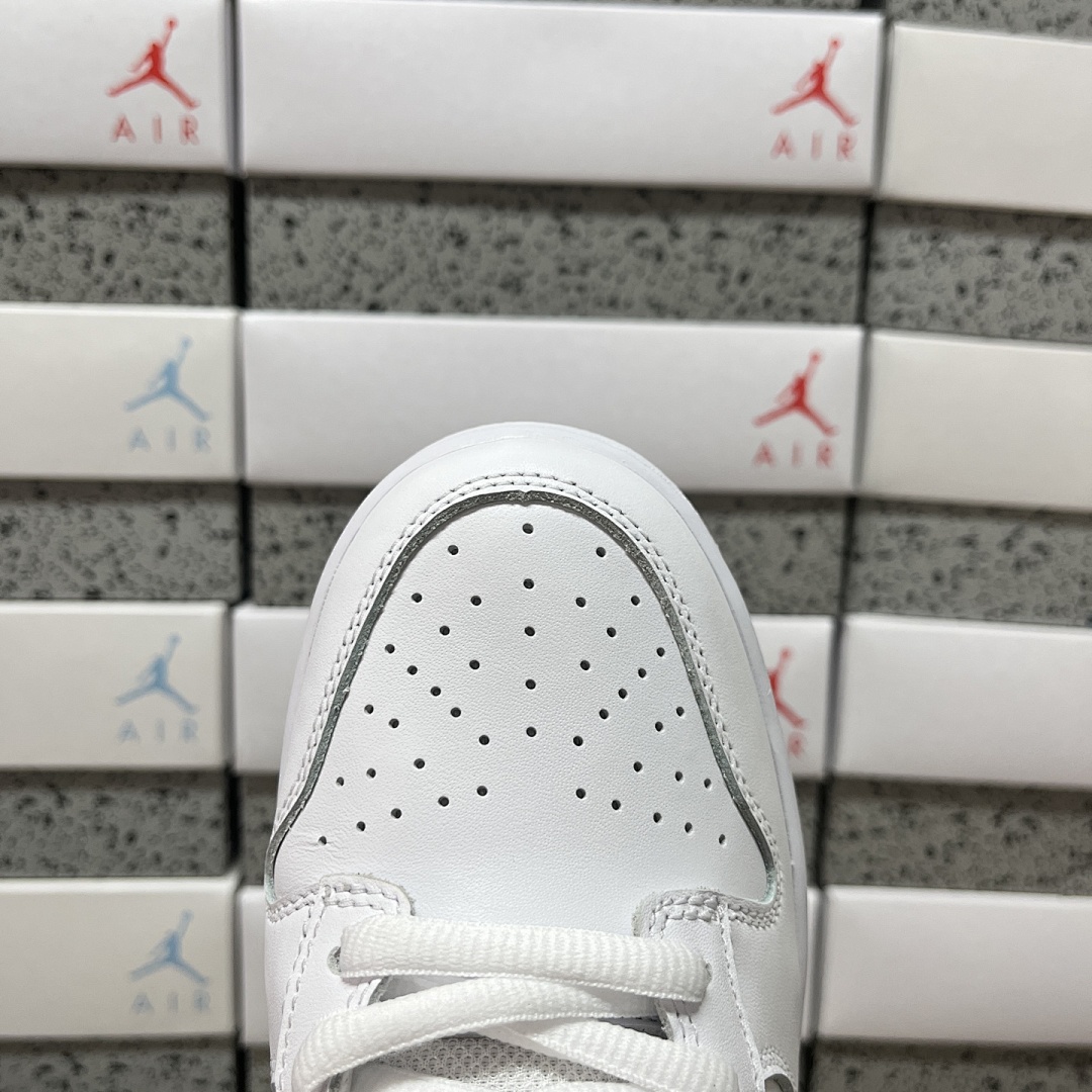 Nike SB Dunk Low Supreme 94 (White Metallic Silver) - Image 5