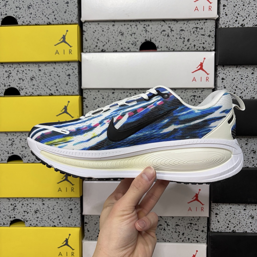 Nike Vomero 18 SE Light Trails - Image 3