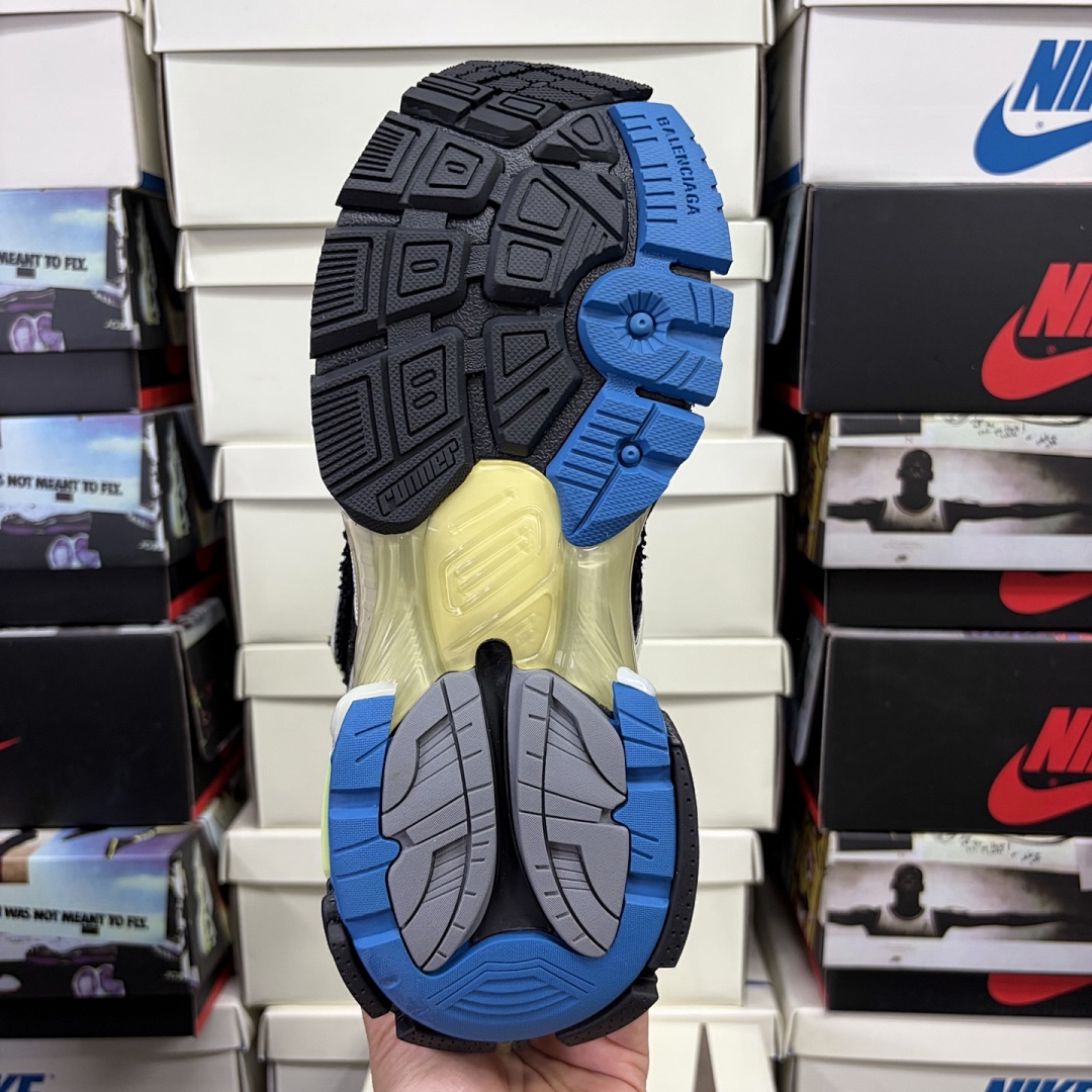 Balenciaga BLCG Runner7.0 - Image 91