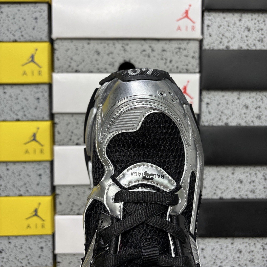 Balenciaga BLCG Runner 7.5 Black Silver LED - Image 6