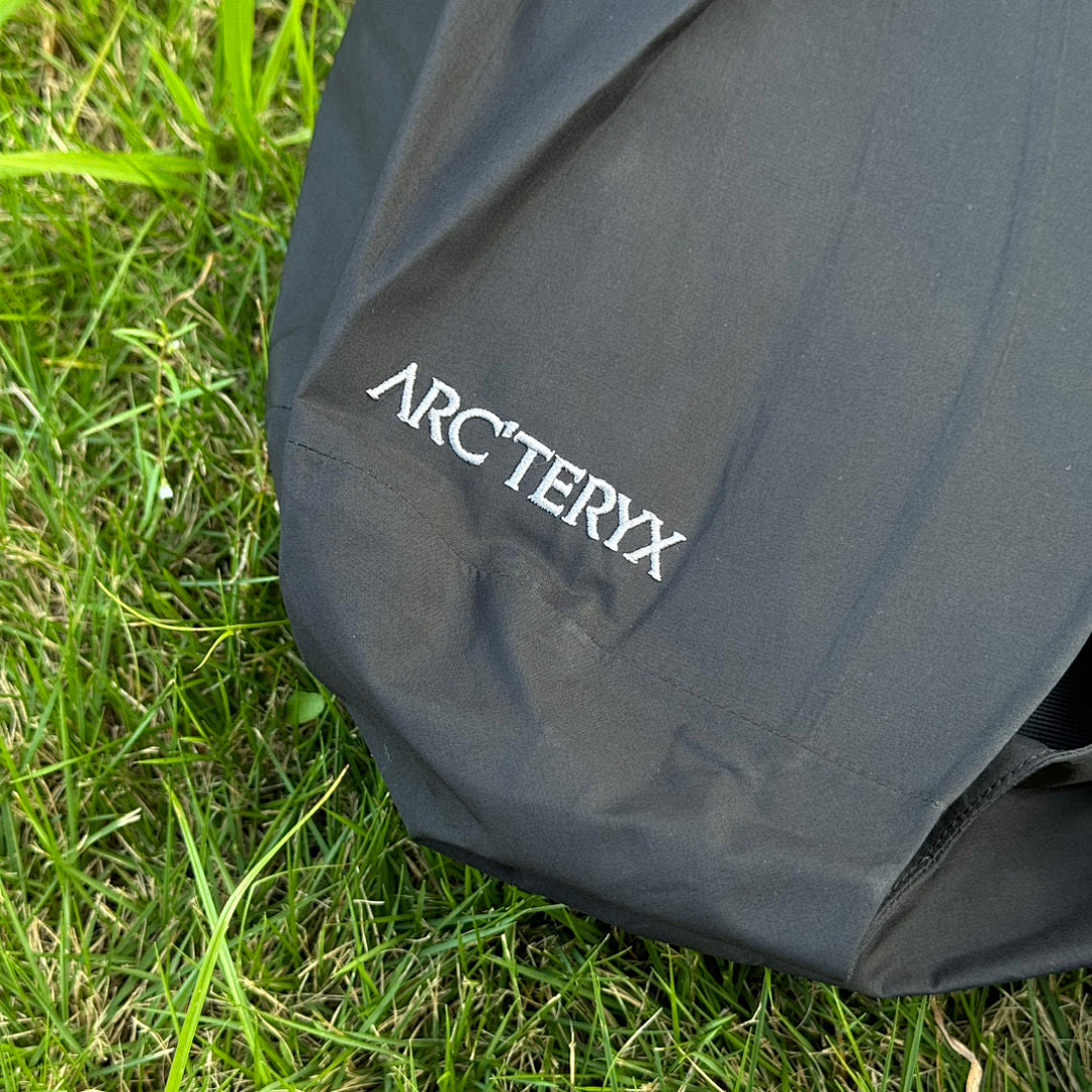 Arc'teryx Beta Jacket (Black) - Image 16