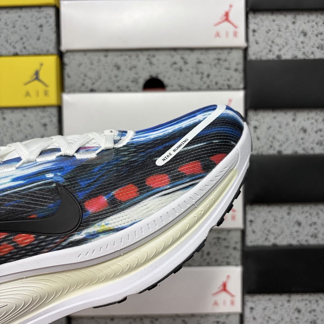 Nike Vomero 18 SE Light Trails - Image 8