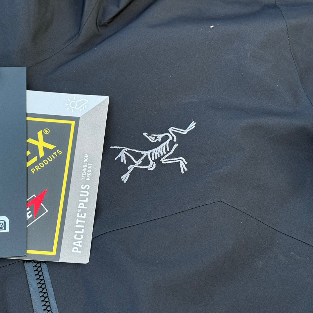 Arc'teryx Beta Jacket (Black) - Image 17