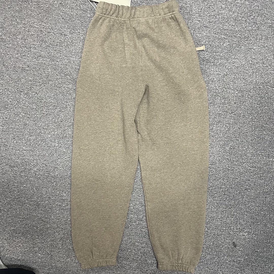 Essentials 158 Kids Ess FALL24 HOLIDAY Gum Velvet : Dark Mist Grey Light Black Desert Gold Brown 4/5 6/7 8 10 12 14/16 - Image 17