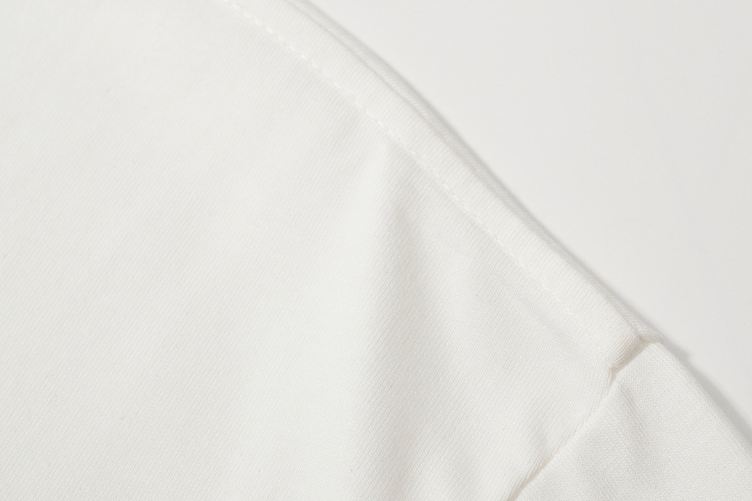 On Running 108 MM LOGO Print Short Sleeve T White Black 46 48 50 52 8076# - Image 25