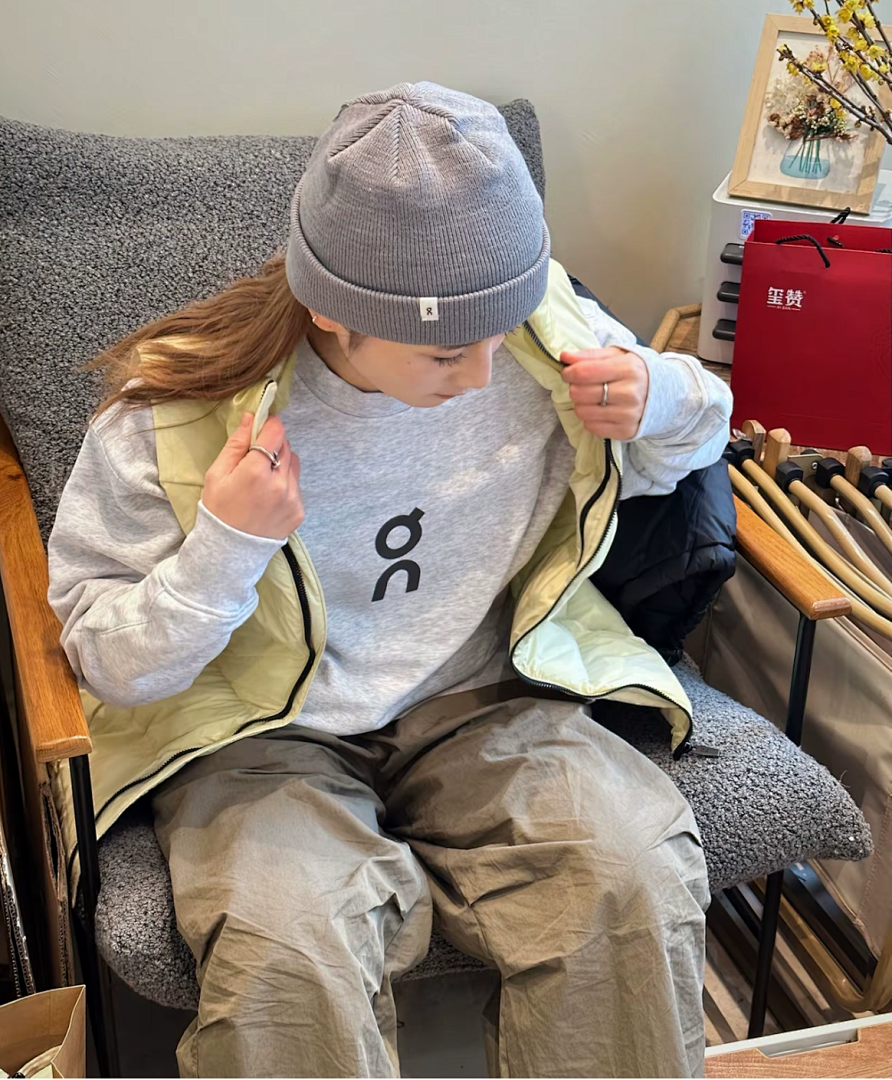 On Running ON SALE118 CLUB CREWNECK SWEATSHIRT LOGO Print Collar Top Long Sleeve : Black White Light Grey S M L - Image 5