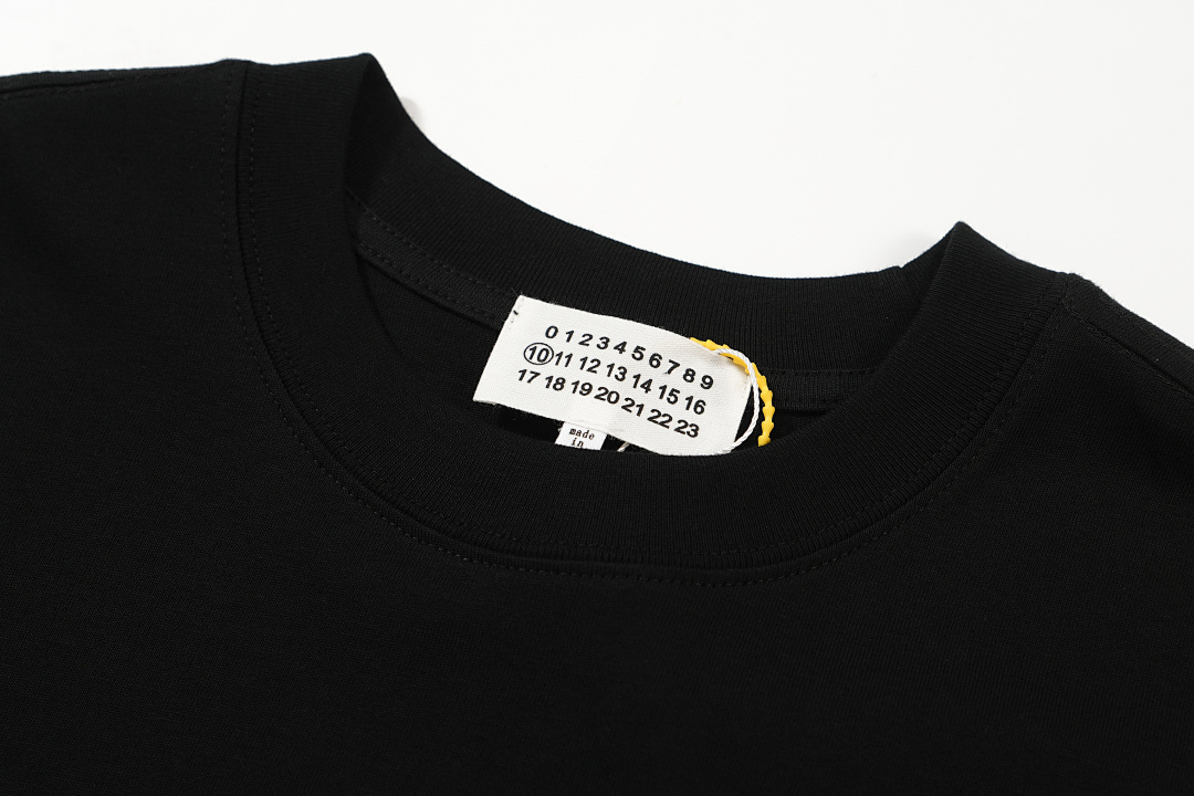 On Running 108 Maison Margiela MM6 Print Short Sleeve T Black White 46 48 50 52 3414# - Image 5