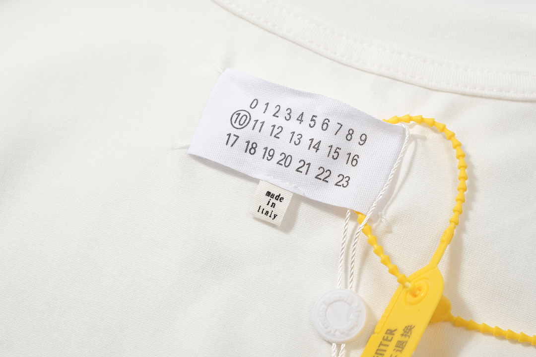 On Running 108 MM LOGO Print Short Sleeve T White Black 46 48 50 52 8076# - Image 28