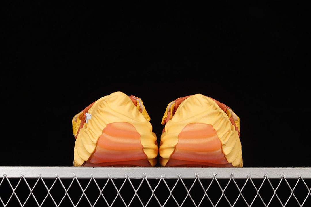 Crocs [SALEHE BEMBURY X CROCS POLLE CLOG YELLOW/YELLOW/YELLOW]-[UNISEX:36-46] - Image 12