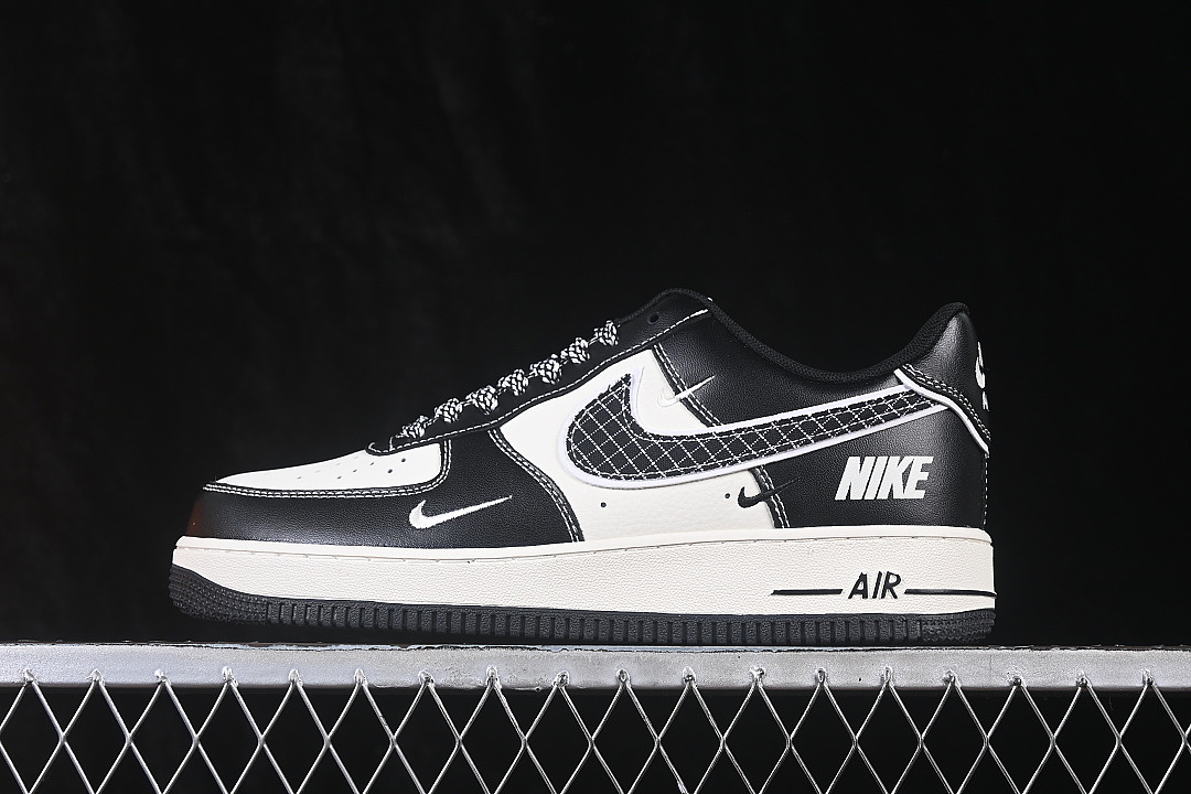 Nike Nike AIR FORCE 1 07 LOW CASUAL SNEAKERS BLACK/WHITE · GS2288-011, photo 1