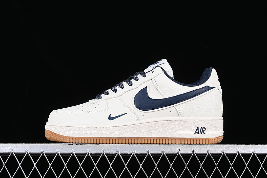 Nike Nike AIR FORCE 1 07 LOW WHITE/BROWN/BLACK · HD1689-104, photo 1