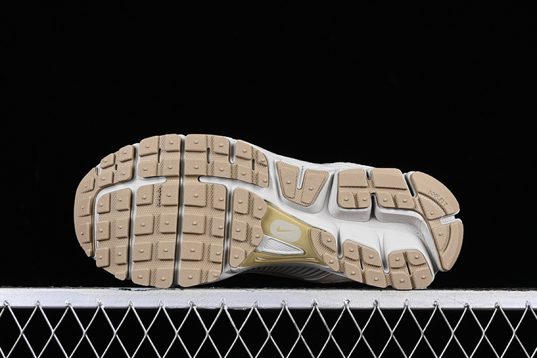 Nike [FJ7694-020]-[AIR ZOOM VOMERO 5 SP LIGHT BONE/SAIL/UNIVERSITY GOLD]-[WOMAN:36-39]-[MAN:40 - Image 14