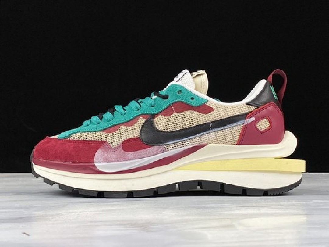 Sacai [DD3035-200]-[SACAI X REGASUS VAPORRLY SP BEIGE/PURPLISH RED-GRASS (GREEN]), photo 1