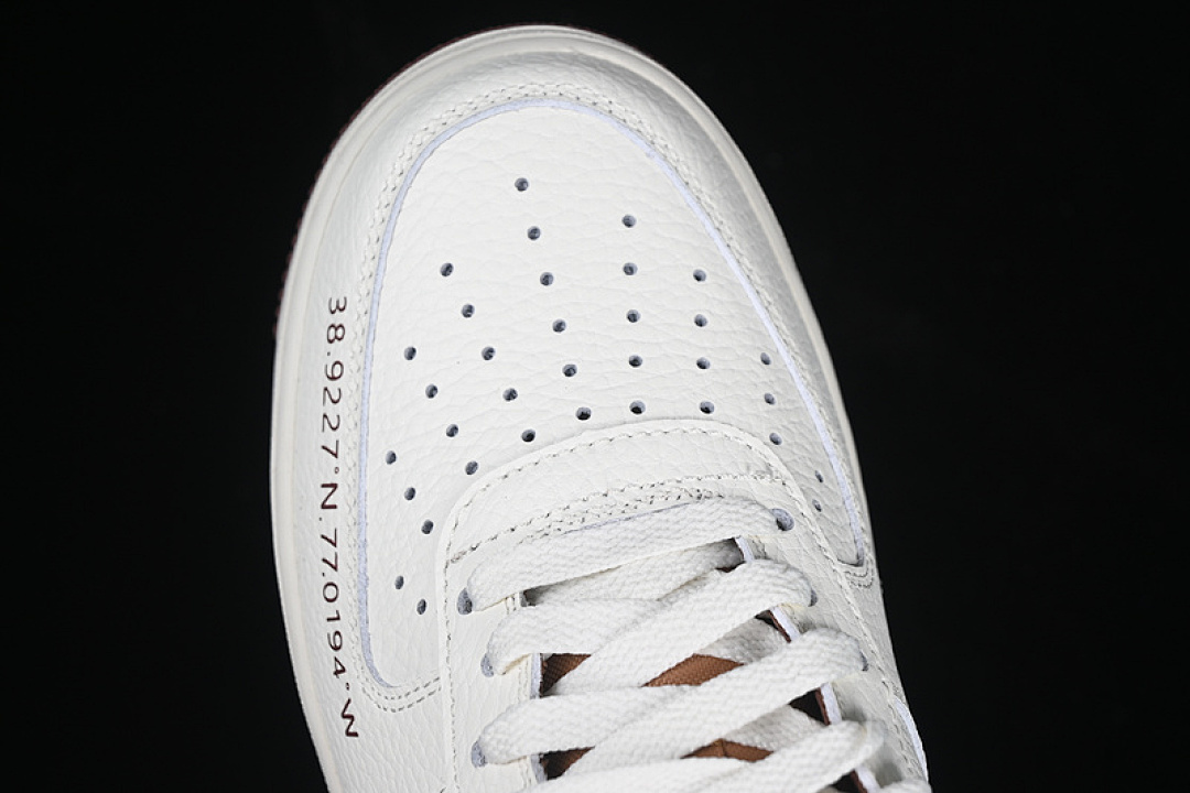 Nike [HQ7027-100]-[HOWARD UNIVERSITY X AIR FORCE 1 07 LOW SAIL/BISON/DRAGON RED]-[UNISEX:36-45] - Image 12
