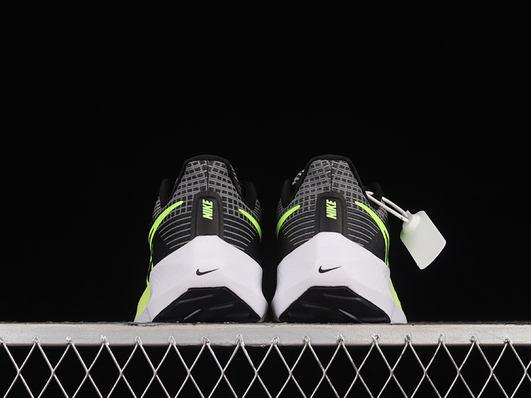 Nike [DM4015-002]-[AIR ZOOM PEGASUS 39 GS BLACK/BARELY VOLT/TOTAL ORANGE/VOLT]-[MAN:39-45] - Image 13