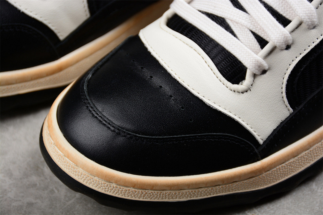 Gucci [MAC80]-[GU*CCI THROWS IT BACK WITH THE RETRO-INSPIRED WHITE/BLACK]-[WOMAN:35-39]-[MAN:40-44] - Image 9