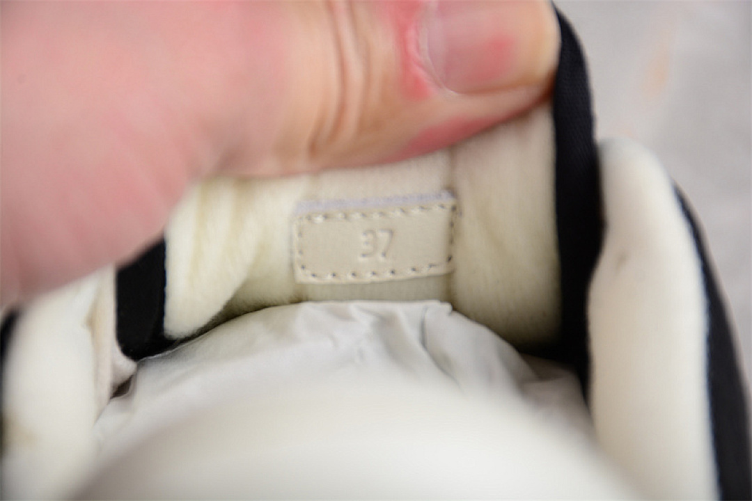 Gucci [MAC80]-[GU*CCI THROWS IT BACK WITH THE RETRO-INSPIRED WHITE/BLACK]-[WOMAN:35-39]-[MAN:40-44] - Image 4