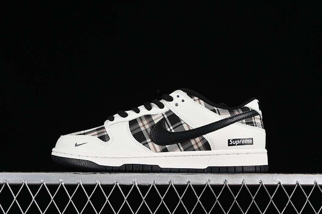 Supreme Nike SB DUNK LOW SUPREME WHITE/BLACK · SU1098-061, photo 1