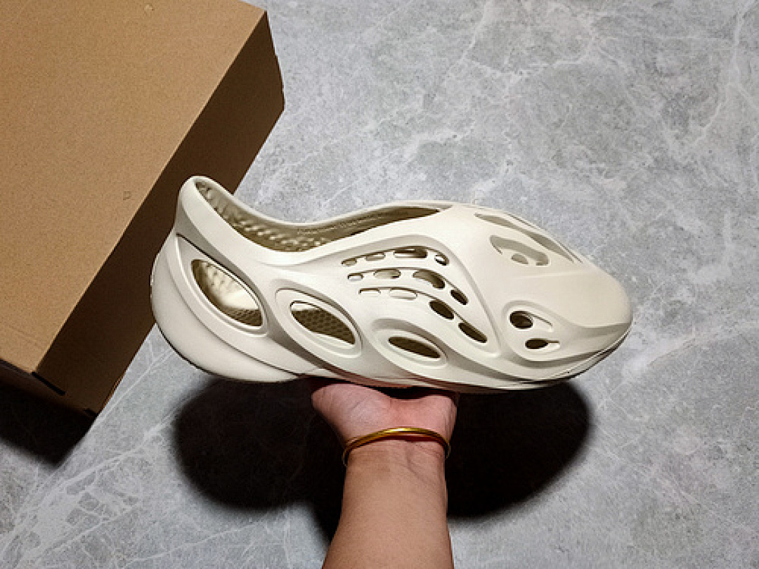 Adidas Adidas [KANYE WEST X YEEZY FOAM RUNNER SLIDE WHITE/WHITE/WHITE]-[UNISEX:37-48.5], photo 1