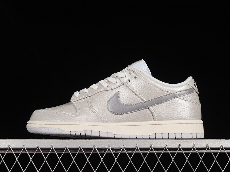 Nike SB DUNK LOW METALLIC SILVER/SAIL/WHITE/METALLIC SILVER · DX3197-095, photo 1