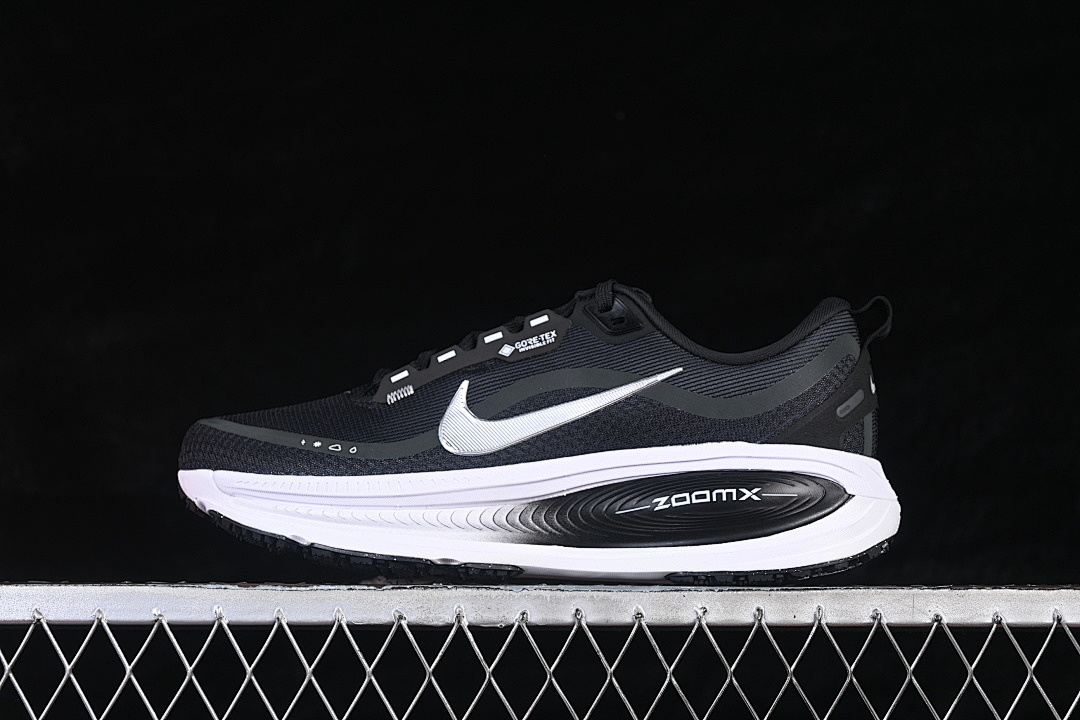 Nike [HQ7001-002]-[VOMERO 18 GORE-TEX BLACK/WHITE/METALLIC SILVER]-[WOMAN:36-39]-[MAN:40-46] - Image 2