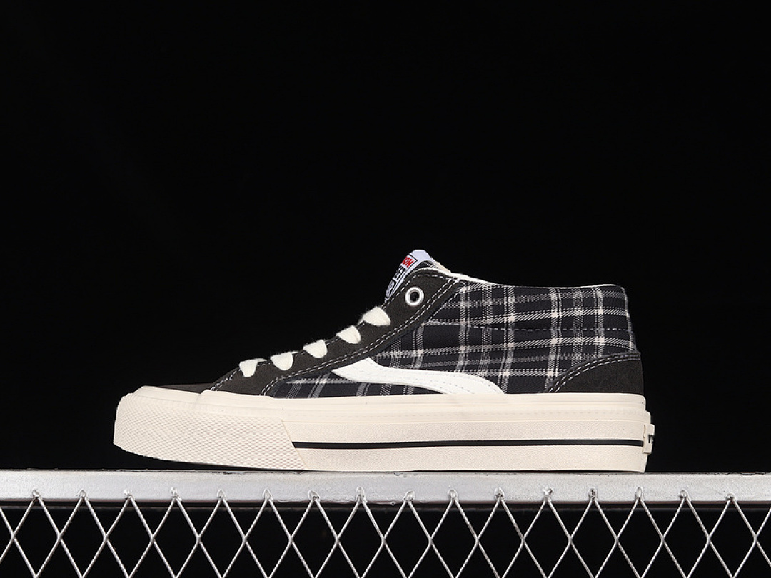 On Running [V213NY800521]-[VISION X ODD CIRKUS ASTLEY PRO LOW BLACK/BLACK/WHITE]-[WOMAN:35-39]-[MAN:40-44], photo 1