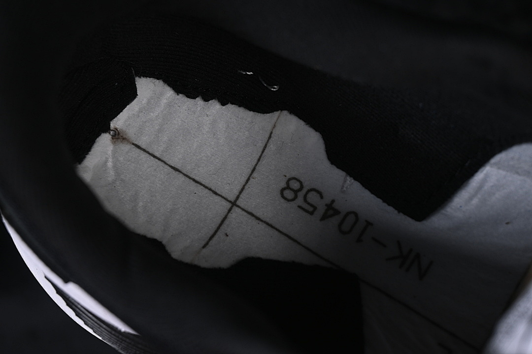 Nike [HQ7001-002]-[VOMERO 18 GORE-TEX BLACK/WHITE/METALLIC SILVER]-[WOMAN:36-39]-[MAN:40-46] - Image 5