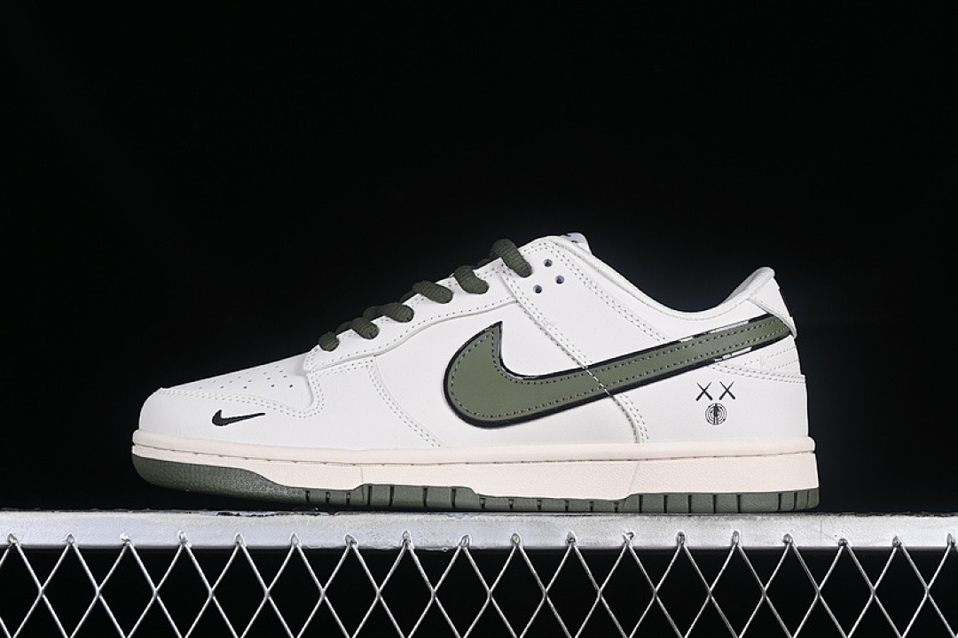 Kaws [DD1391-121]-[SB DUNK LOW KAWS WHITE/GREEN]-[WOMAN:36-39]-[MAN:40-45], photo 1