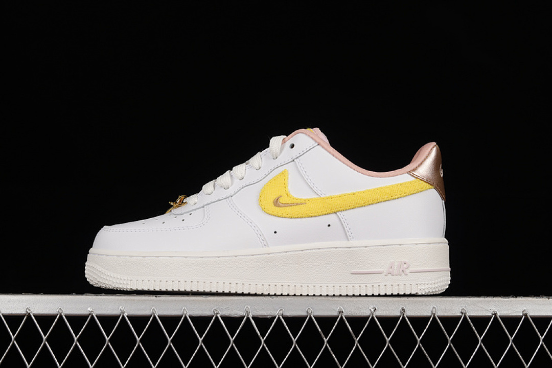 Nike Nike AIR FORCE 1 LOW MAMA WHITE/YELLOW STRIKE-PHANTOM-PEARL WHITE · DV2183-100, photo 1
