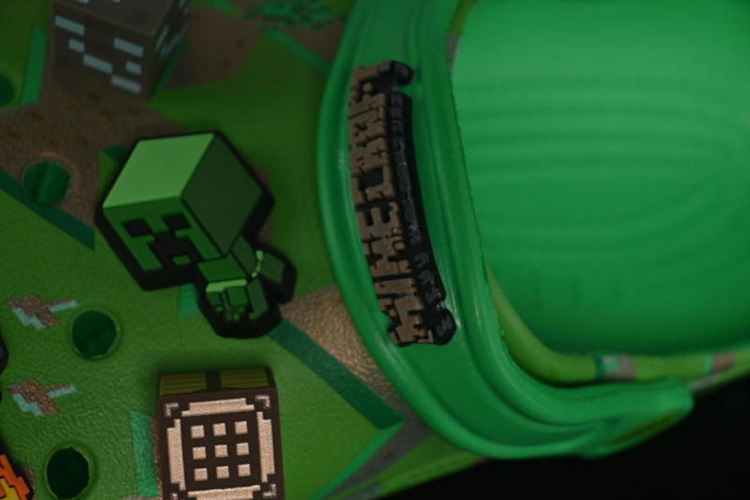 Crocs [MINECRAFT X CROCS CLASSIC CLOG GREEN/BROWN]-[WOMAN:36-39]-[MAN:40-46] - Image 5
