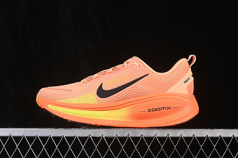 Nike Nike VOMERO 18 ORANGE CHALK/BLACK/TOTAL ORANGE/VOLT · HM6803-700, photo 1