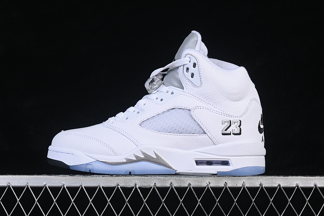 Jordan [HQ7978-103]-[JORDAN 5 RETRO WHITE/METALLIC SILVER/BLACK]-[MAN:40-48.5], photo 1