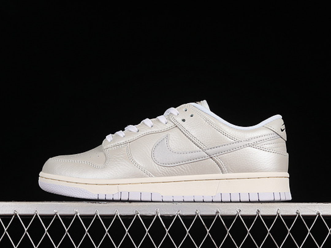 Unbranded [DX3197-095]-[SB DUNK LOW METALLIC SILVER/SAIL/WHITE/METALLIC SILVER]-[UNISEX:36-47.5], photo 1
