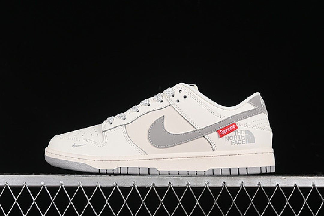 Supreme Nike SB DUNK LOW SUPREME GREY/WHITE/BEIGE · XX2025-628, photo 1