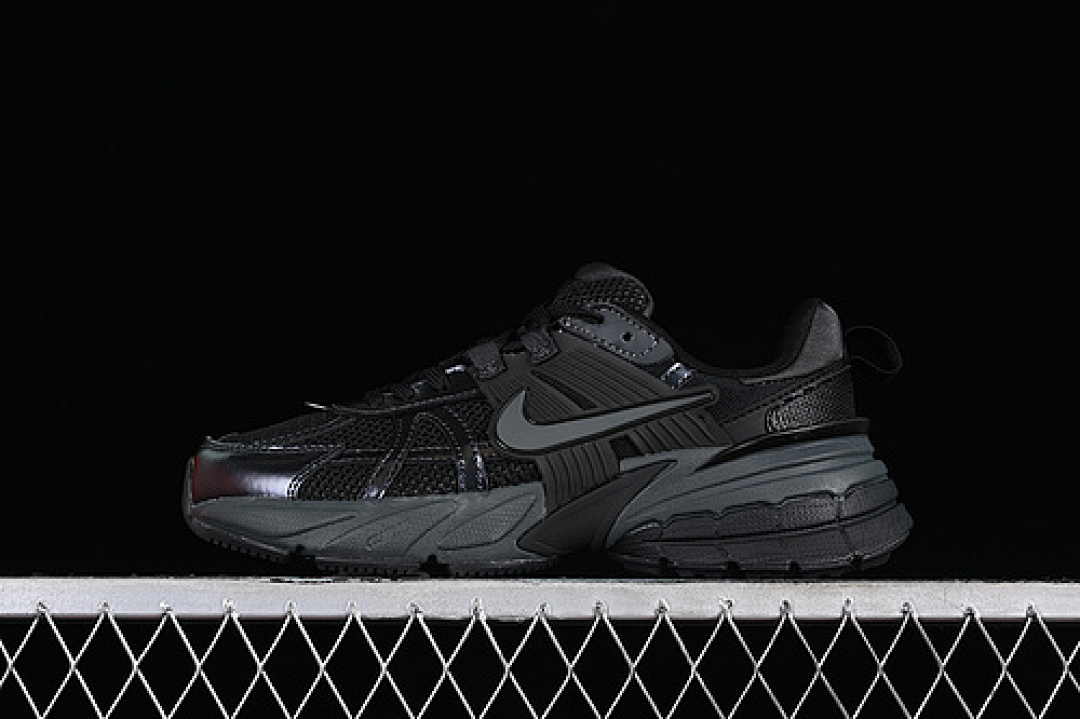 V2K RUNTEKK RUN BLACK/ANTHRACITE/DARK SMOKE GREY · FD0736-001, photo 1