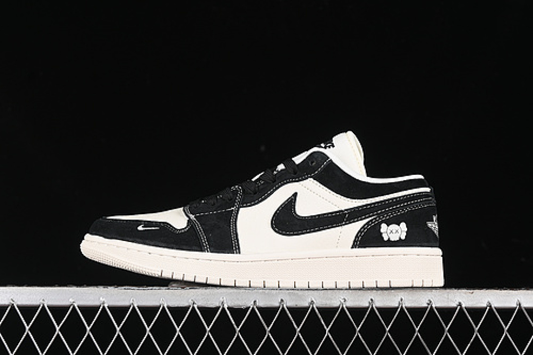 Jordan AIR Jordan 1 LOW BLACK/OFF WHITE · SJ9950-038, photo 1