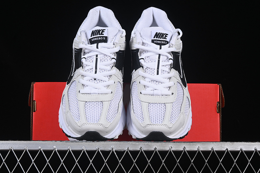 Nike [FB9149-101]-[AIR ZOOM VOMERO 5 WHITE/PLATINUM TINT/METALLIC PLATINUM/BLACK]-[UNISEX:36-46] - Image 13