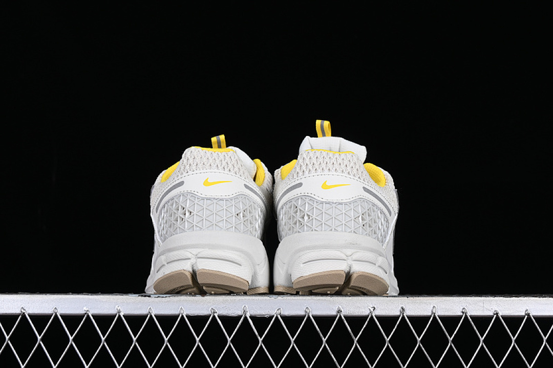 Nike [FJ7694-020]-[AIR ZOOM VOMERO 5 SP LIGHT BONE/SAIL/UNIVERSITY GOLD]-[UNISEX:36-45] - Image 13