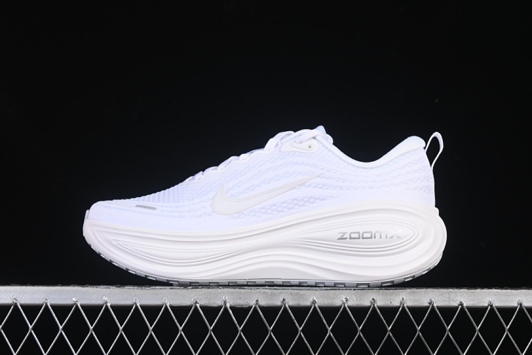 Nike [HV8150-102]-[VOMERO PLUS WHITE/METALLIC SILVER/LIGHT SMOKE GREY]-[WOMAN:36-39]-[MAN:40-45] - Image 2