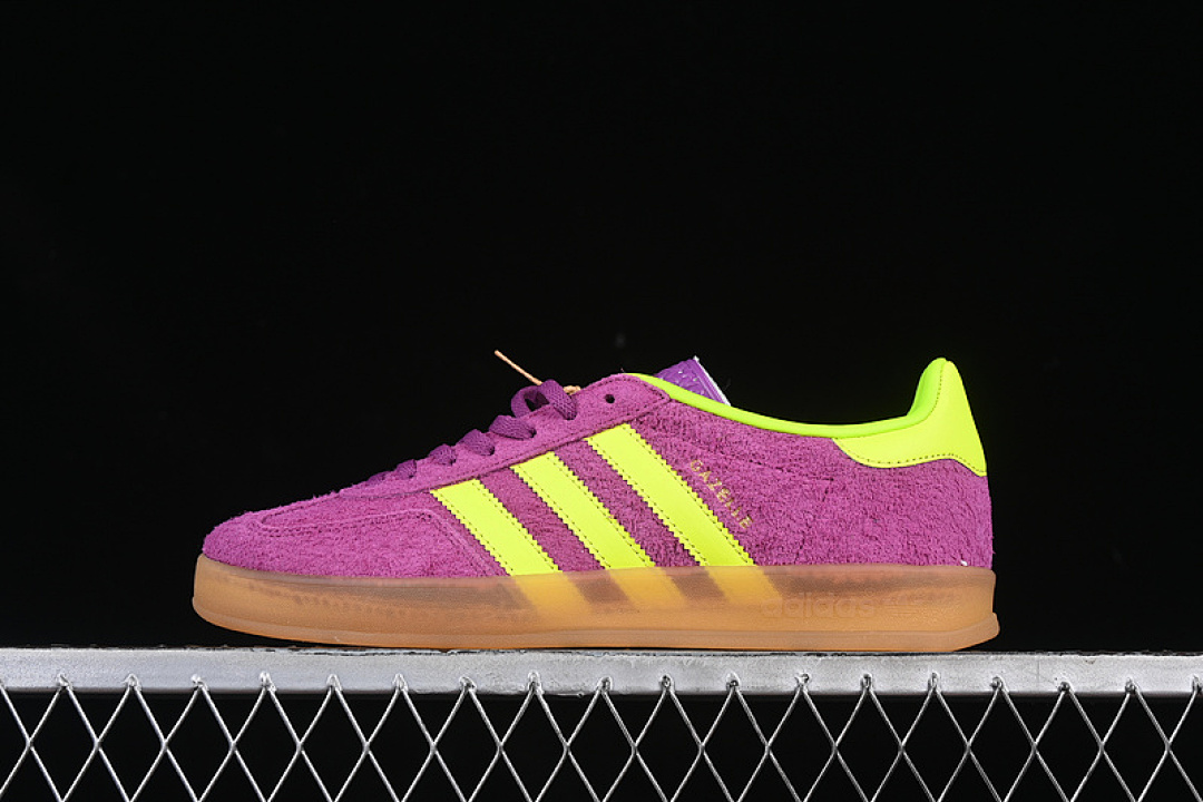 Purple [HQ8715]-[ORIGINALS GAZELLE INDOOR SHOCK PURPLE/SOLAR YELLOW/GUM]-[WOMAN:36-39]-[MAN:40-45], photo 1