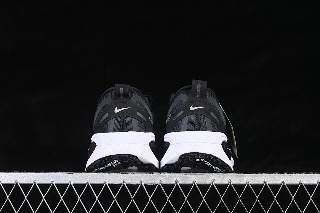 Nike [HQ7001-002]-[VOMERO 18 GORE-TEX BLACK/WHITE/METALLIC SILVER]-[WOMAN:36-39]-[MAN:40-46] - Image 14