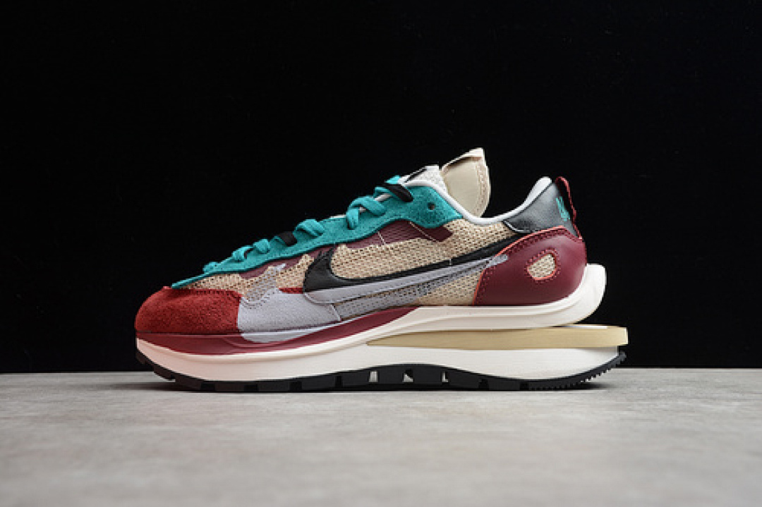 Sacai [DD3035-200]-[GZ SACAI X REGASUS VAPORRLY SP BEIGE/PURPLISH RED-GRASS (GREEN]), photo 1
