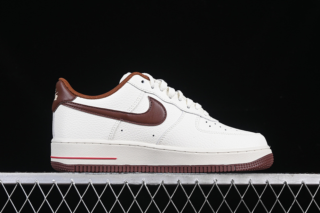 Nike [HQ7027-100]-[HOWARD UNIVERSITY X AIR FORCE 1 07 LOW SAIL/BISON/DRAGON RED]-[UNISEX:36-45] - Image 4