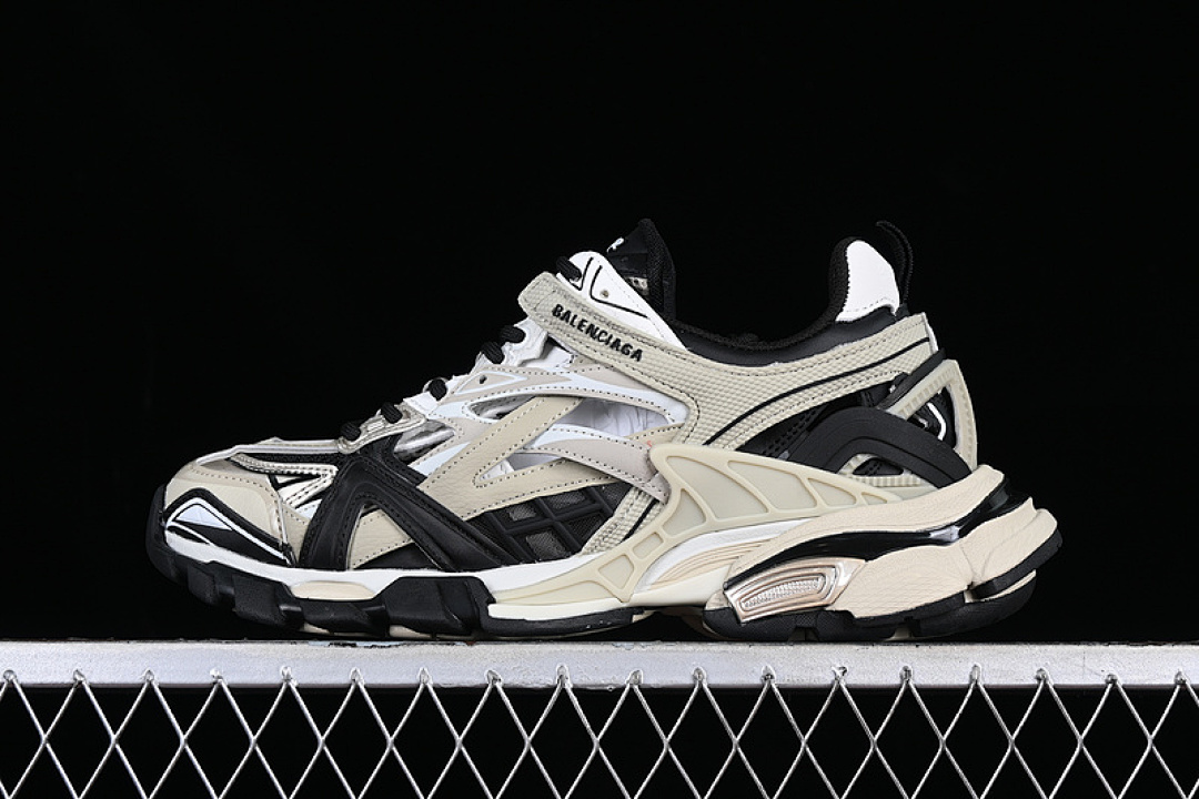 Unbranded [W2GN38071]-[BA*LEN*CIAGA TRACK 2 4 0 WHITE/BLACK/GREY]-[WOMAN:35-39]-[MAN:40-45], photo 1