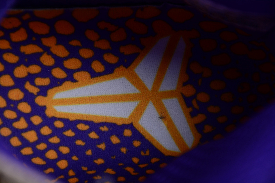 Nike [318090-072]-[ZOOM KOBE 3 LAKERS MTLLC SLVR/CNYN GLD-VRSTY PRPL]-[MAN:40-46] - Image 7
