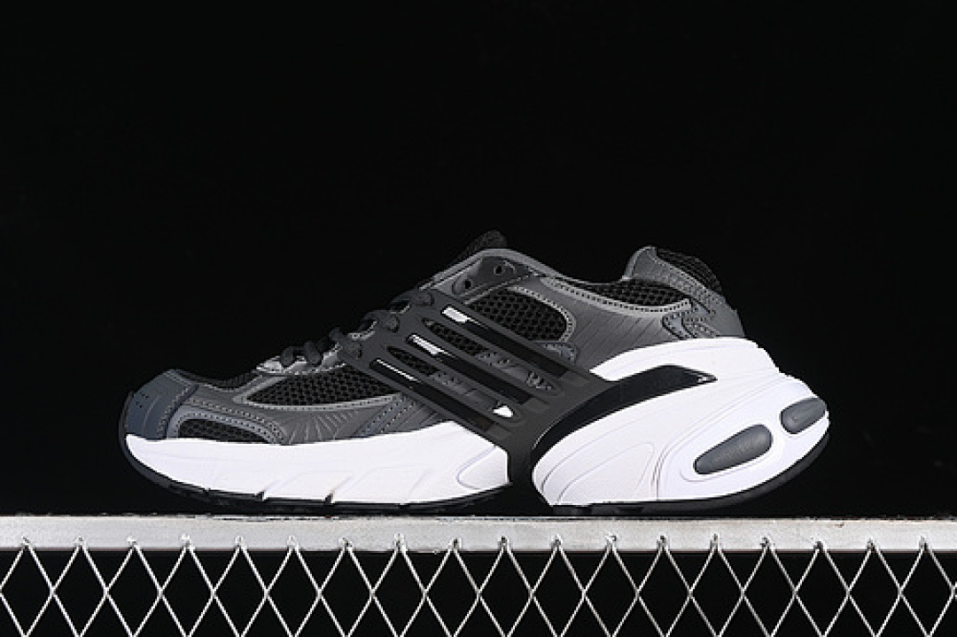 ADISTAR XLG BLACK/WHITE · IH4849, photo 1