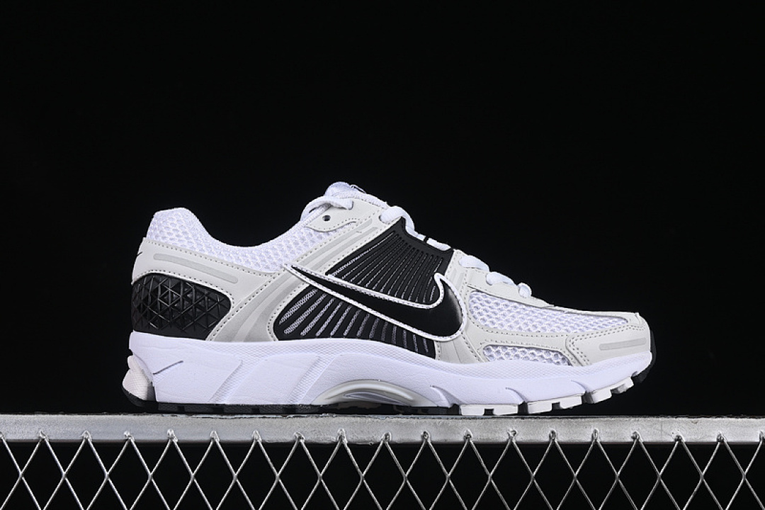 Nike [FB9149-101]-[AIR ZOOM VOMERO 5 WHITE/PLATINUM TINT/METALLIC PLATINUM/BLACK]-[UNISEX:36-46] - Image 16