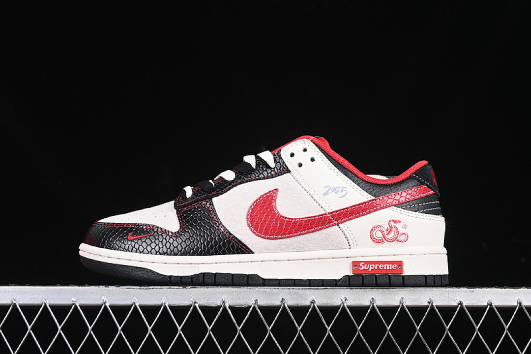 Supreme Nike SB DUNK LOW SUPREME BLACK/WHITE/RED · XS1086-014, photo 1